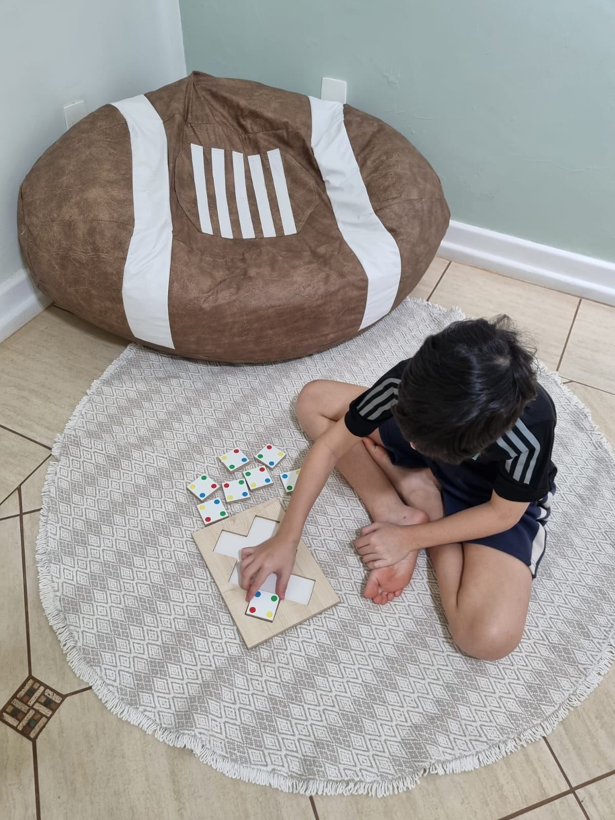 Criança utilizando material psicopedagógico durante o atendimento